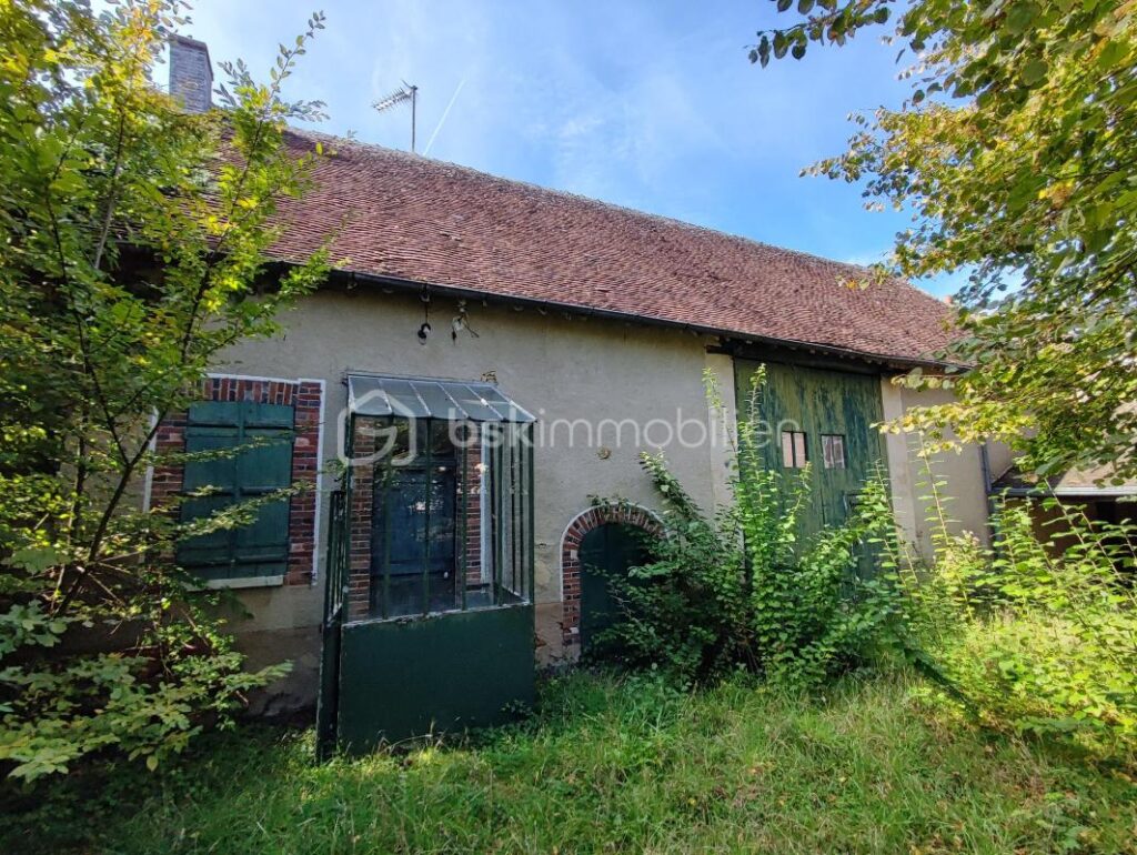 Une propriété comprenant deux habitations, une longère de 100 m² et un logement de 42 m² avec une grange et dépendances, cave sur 3406 m² de parcelle – 5 pièces – 3 chambres – 129 m²