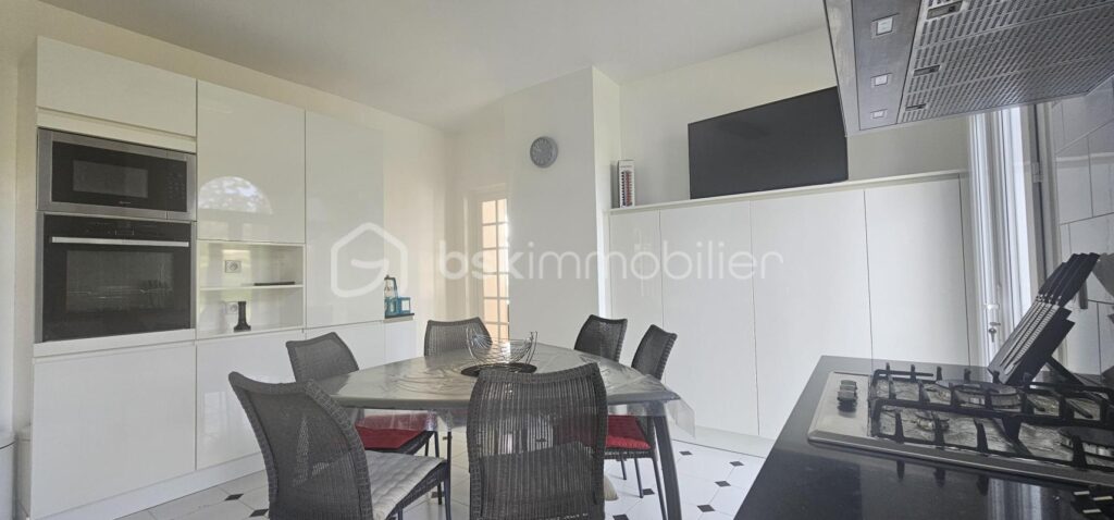 VILLA PRESTIGE 205 m2 VICHY : 3 SUITES PARENTALES, 3 SE, 4WC – DPE C – 7 pièces – 4 chambres – 205 m²