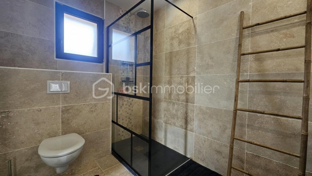 Ancien corps de ferme de 127 m2 entièrement rénové avec piscine – 4 pièces – 3 chambres – 122 m²