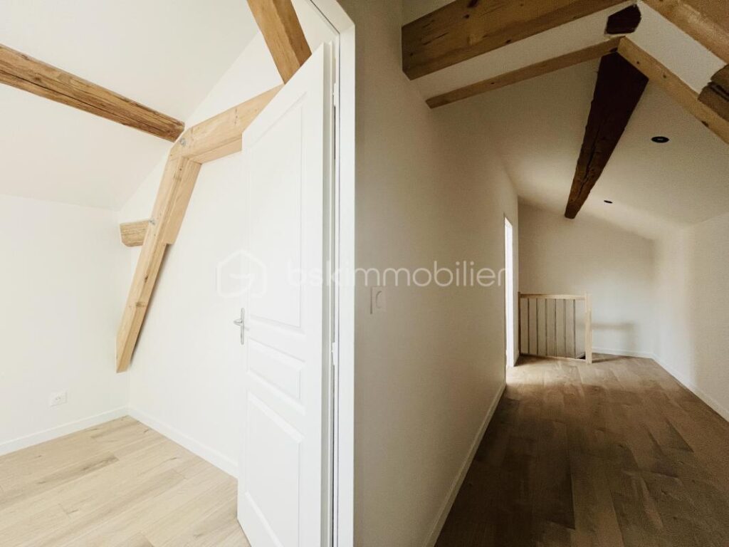 Maison de charme rénovée – 135m² au cœur d’une ferme rénovée – Proche Villefranche-sur-Saône – 4 pièces – 3 chambres – 120 m²