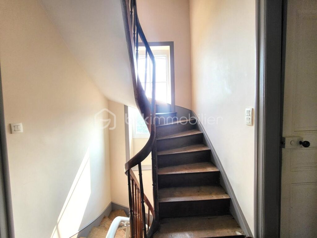 Une maison pleine de vie et de caractère située à Avranches ! – 7 pièces – 4 chambres – 215 m²