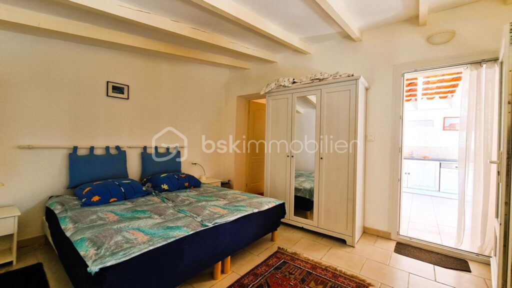 ***Propriété atypique- 299m²- T8- Terrasse- Cour- Garage- Extérieur- Calme- Vue***- Isolé- La Palme*** – 9 pièces – 6 chambres – 299 m²