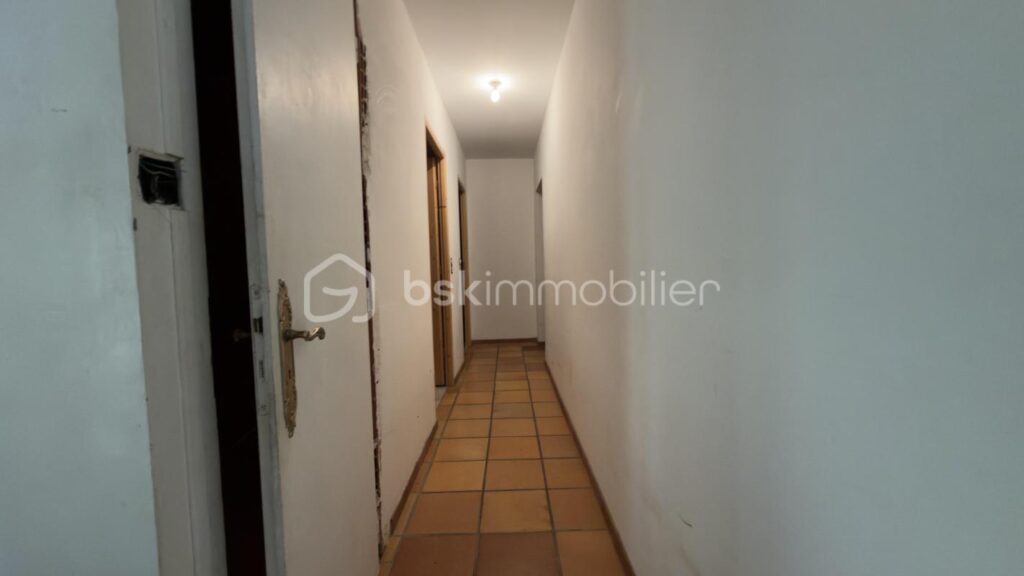 Magnifique maison de 136 m2 sur 4000 m2 de terrain – 6 pièces – 3 chambres – 136 m²