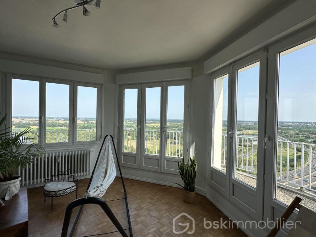Appartement offrant une vue imprenable sur la Loire et la ville de Blois – 3 pièces – 2 chambres – 71 m²