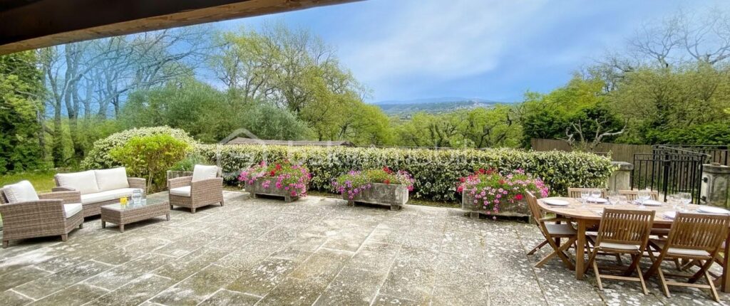 Maison de plain-pied avec piscine et vue dégagée sur le Luberon – Calme – 6 pièces – 5 chambres – 106 m²