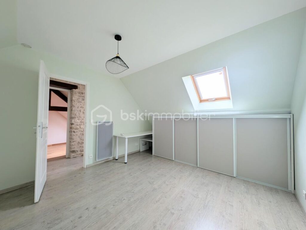 Maison en pierre pleine de charme avec jardin et cave voûtée – 4 pièces – 3 chambres – 79 m²