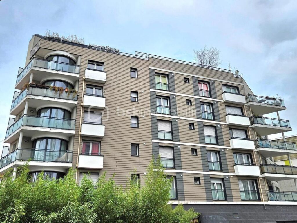 Métro Mairie DUPLEX dernier étage avec Terrasse ROOFTOP de 78m² SUD parking cave DPE C – 3 pièces – 2 chambres – 71 m²