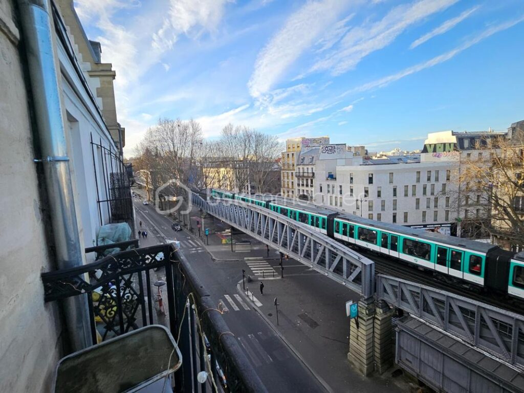 T2 à rénover entièrement avec balcon – Quartier vivant Stalingrad / Canal – Vue dégagée – 2 pièces – 1 chambre – 30 m²