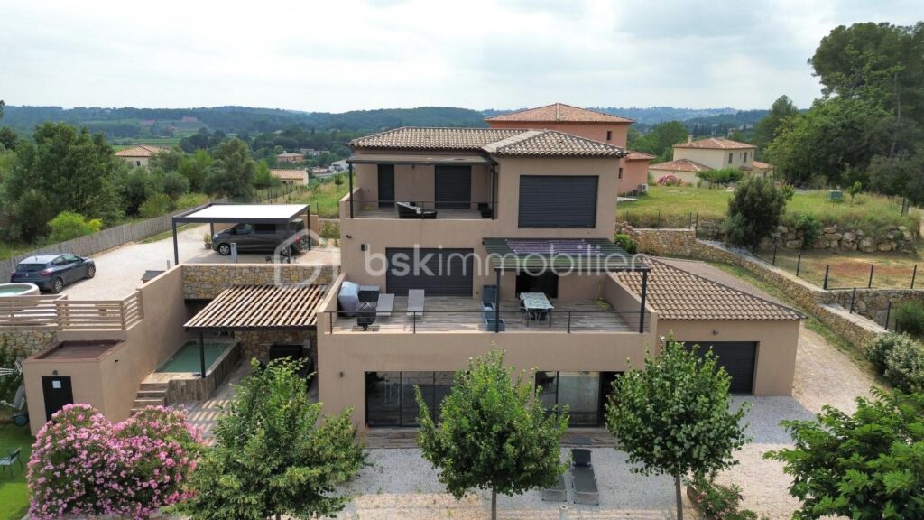 A DRAGUIGNAN (VAR) – COL DE L’ANGE – MAISON D’ARCHITECTE – 255 M² – PISCINE – GARAGE – 7 pièces – 5 chambres – 255 m²