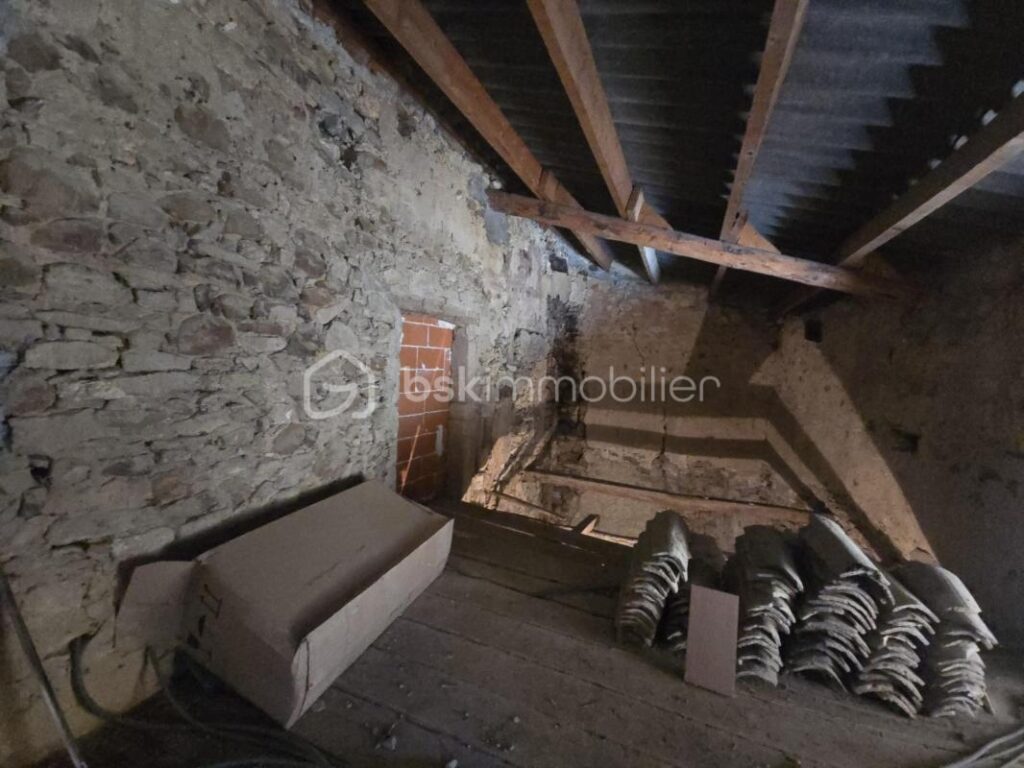 Maison de village en pierre avec jardin – Fort potentiel de rénovation – Village calme proche Uzès – 4 pièces – 2 chambres – 78 m²