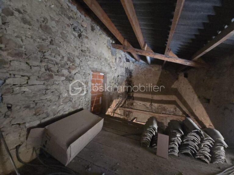 Maison de village en pierre avec jardin – Fort potentiel de rénovation – Village calme proche Uzès – 4 pièces – 2 chambres – 78 m²