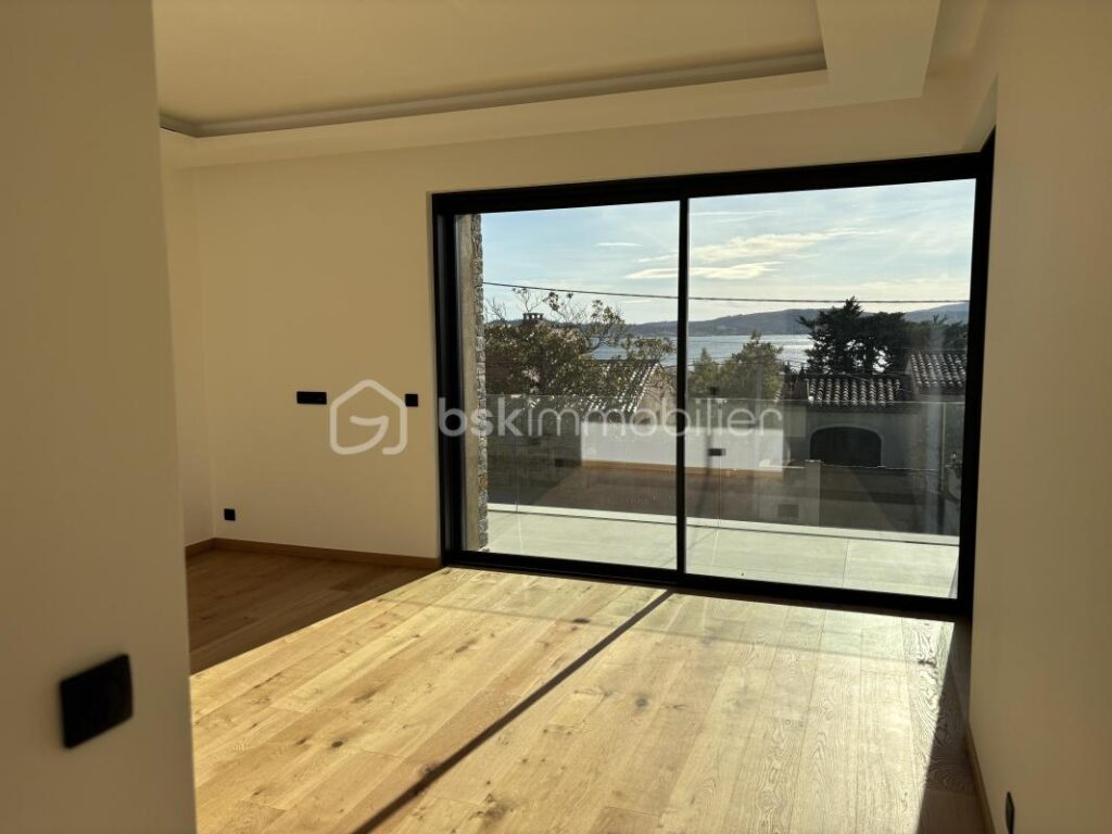 SAINTE MAXIME Villa contemporaine de prestige avec vue mer – 5 pièces – 4 chambres – 262 m²