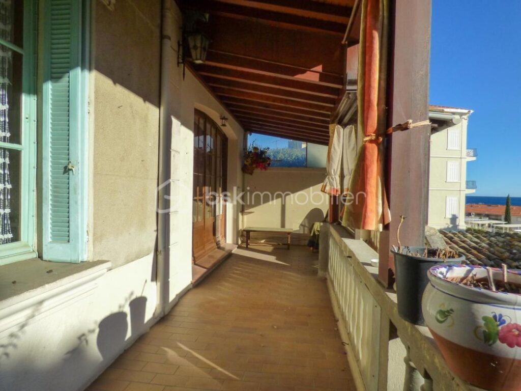 Un havre de paix en plein centre de Sainte-Maxime : maison de caractère et grand jardin arboré – 5 pièces – 3 chambres – 152 m²