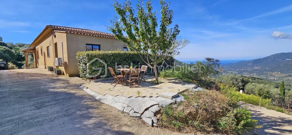 Bskimmobilier vous propose à la vente dans le joli village de FOZZANO la patrie de Colomba, une belle villa récente de plain-pied avec une très jolie vue qui caractérise ce bien… ! – 4 pièces – 3 chambres – 150 m²