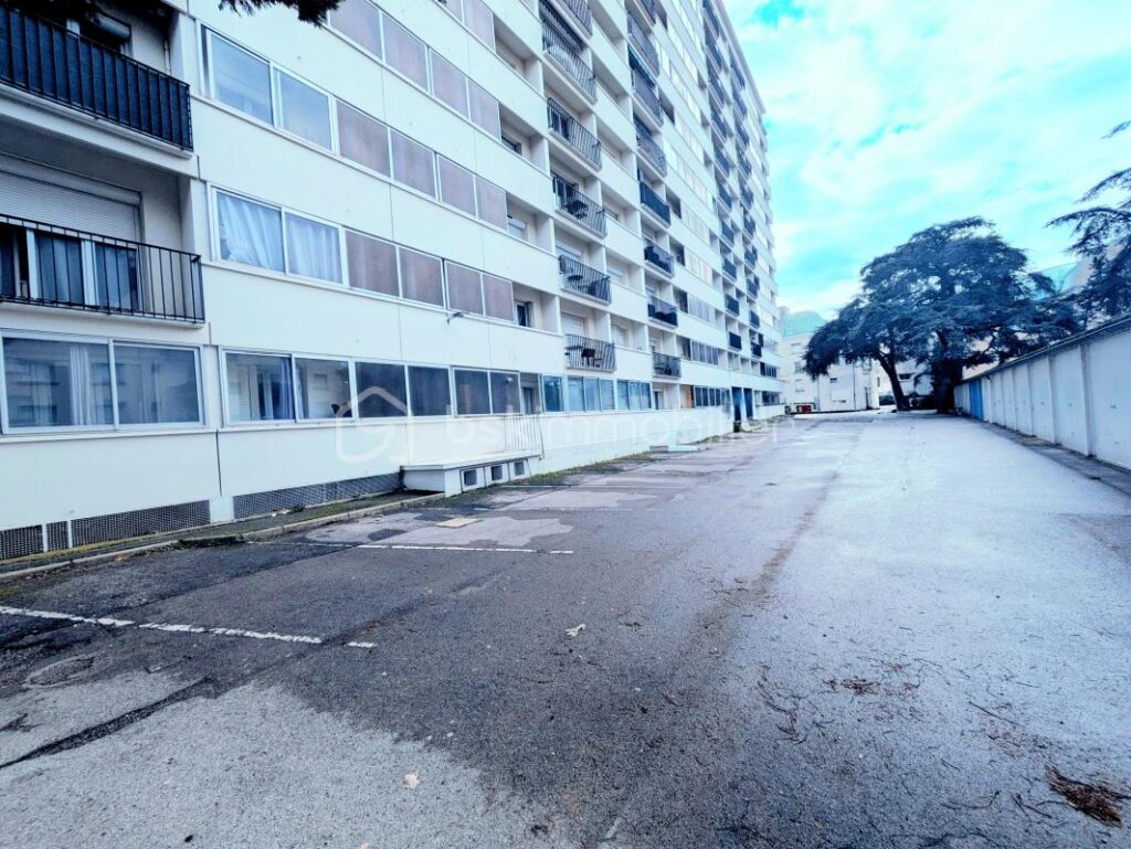 ✨ Bien rare à Valence ! Appartement T4 au 6ᵉ étage avec ascenseur, vue exceptionnelle sur le château de Crussol, quartier très prisé – 4 pièces – 2 chambres – 68 m²