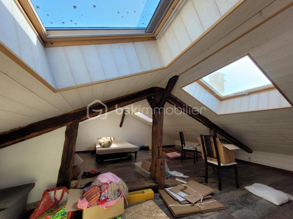 Rives Maison familiale Individuelle 250 000 € – 8 pièces – 7 chambres – 194 m²