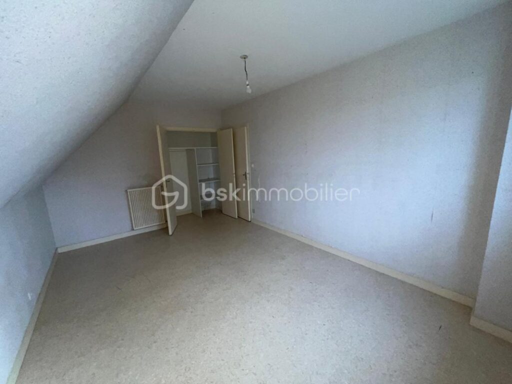 Charmante Maison Familiale de 111 m² – Grand Terrain et Sous-sol Complet – 5 pièces – 3 chambres – 111 m²