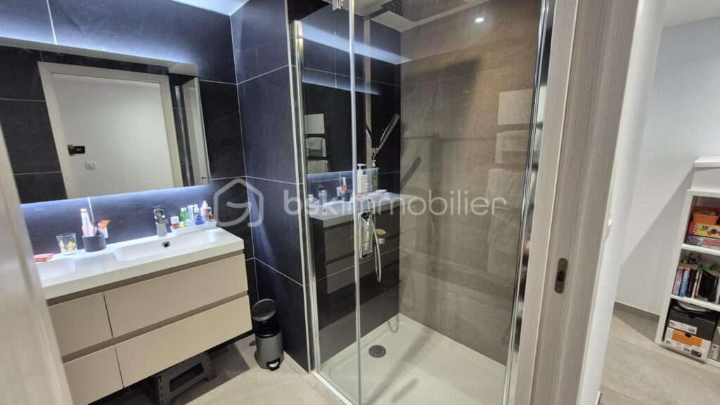 A VENDRE APPARTEMENT RECENT TRAVERSANT DE 122M² A CANET EN ROUSSILLON – COTE PORT – TERRASSES DE 100 M² – TROIS CHAMBRES – PARKING PRIVE – GARAGE INDIVIDUEL – CLIMATISATION GAINABLE – CUISINE D ETE – SPA – VUE DEGAGEE SUR LES ALBERES – 5 pièces – 3 chambres – 122 m²