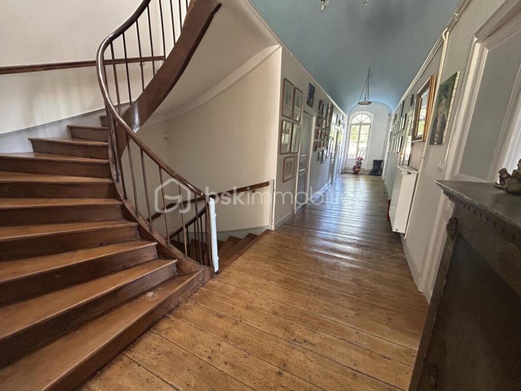 CHÂTEAU et SA MAISON de Gardien – VUE -TERRAIN – PISCINE – DÉPENDANCES – NR pièces – 12 chambres – 722 m²