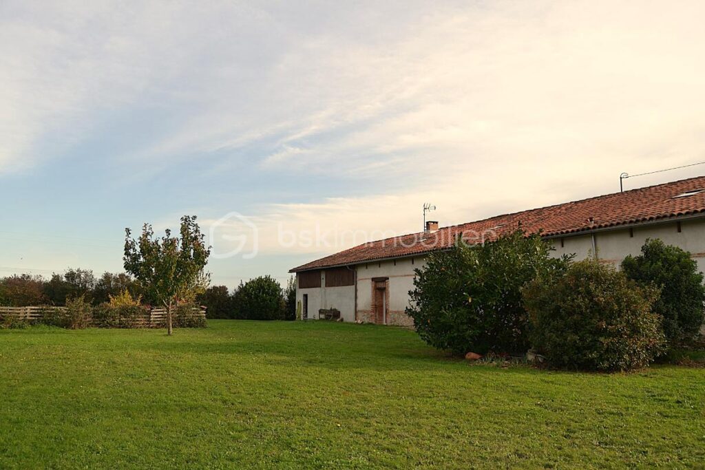 Longère de 275 m² avec dépendances et piscine – 7 pièces – 5 chambres – 275 m²