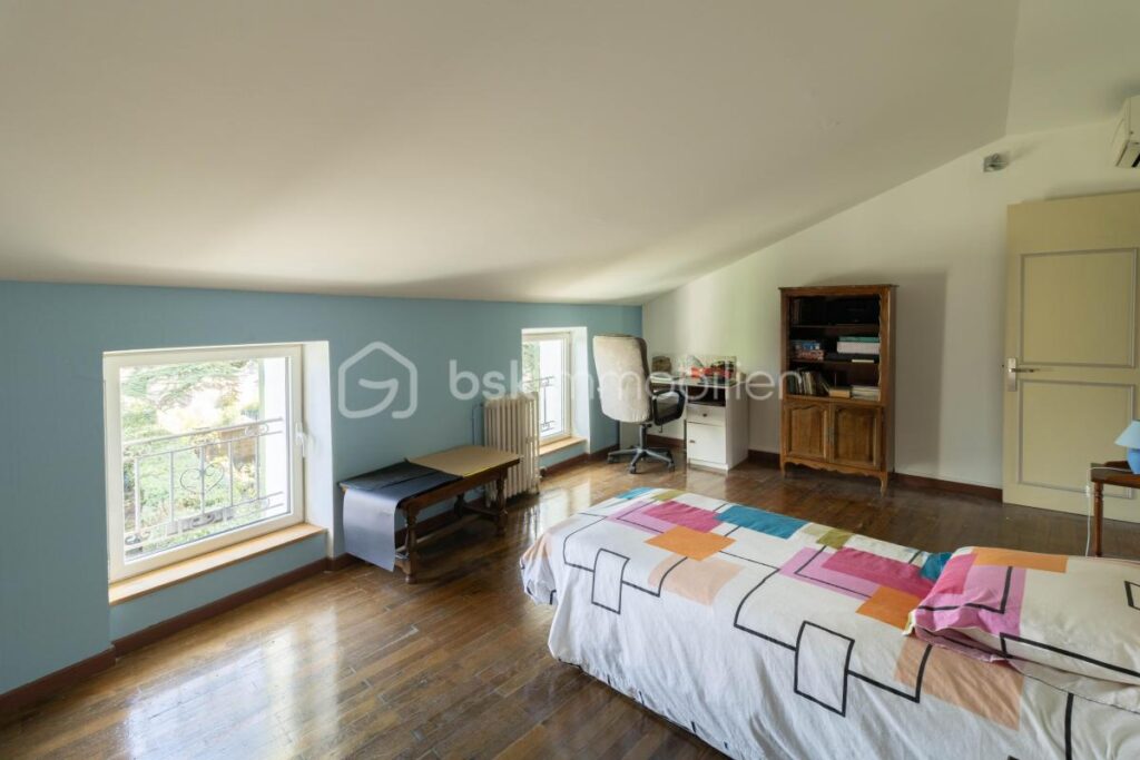 Demeure de caractère avec ascenseur, dépendances et terrain piscinable – 8 pièces – 6 chambres – 255 m²