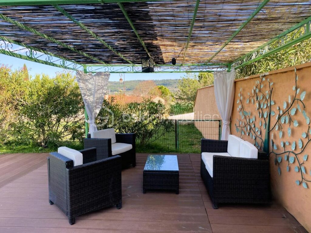 Maison de plain-pied avec piscine, jardin entièrement clôturé avec vue dégagée sur les monts du Luberon – 7 pièces – 4 chambres – 150 m²