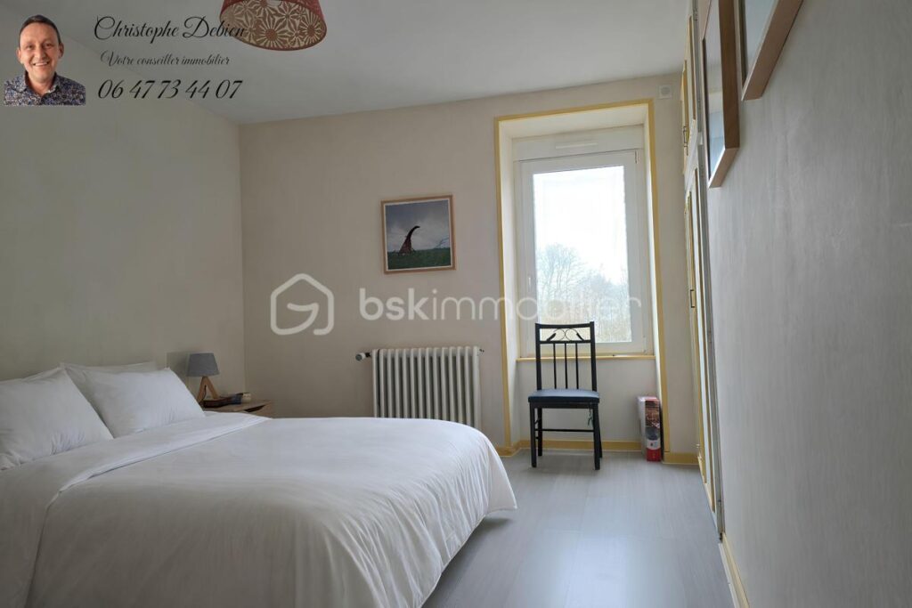 PAVILLON FAMILIAL 221 M² – 6 CHAMBRES – JARDIN CLOS & DÉPENDANCES – CENTRE DE CHAVAGNES-EN-PAILLERS – 10 pièces – 6 chambres – 221 m²