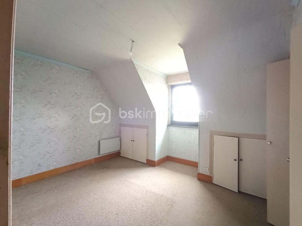 Maison individuelle située à Saint-Pol-de-Léon. Construite en 1985, cette maison de 6 pièces de 137 m2 sur un terrain de 1425m² – 6 pièces – 5 chambres – 137 m²