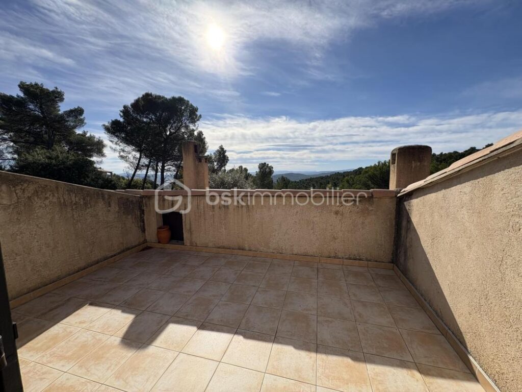 Maison traditionnel (4 chambres) dans la colline au calme, vue dominante – 5 pièces – 4 chambres – 170 m²