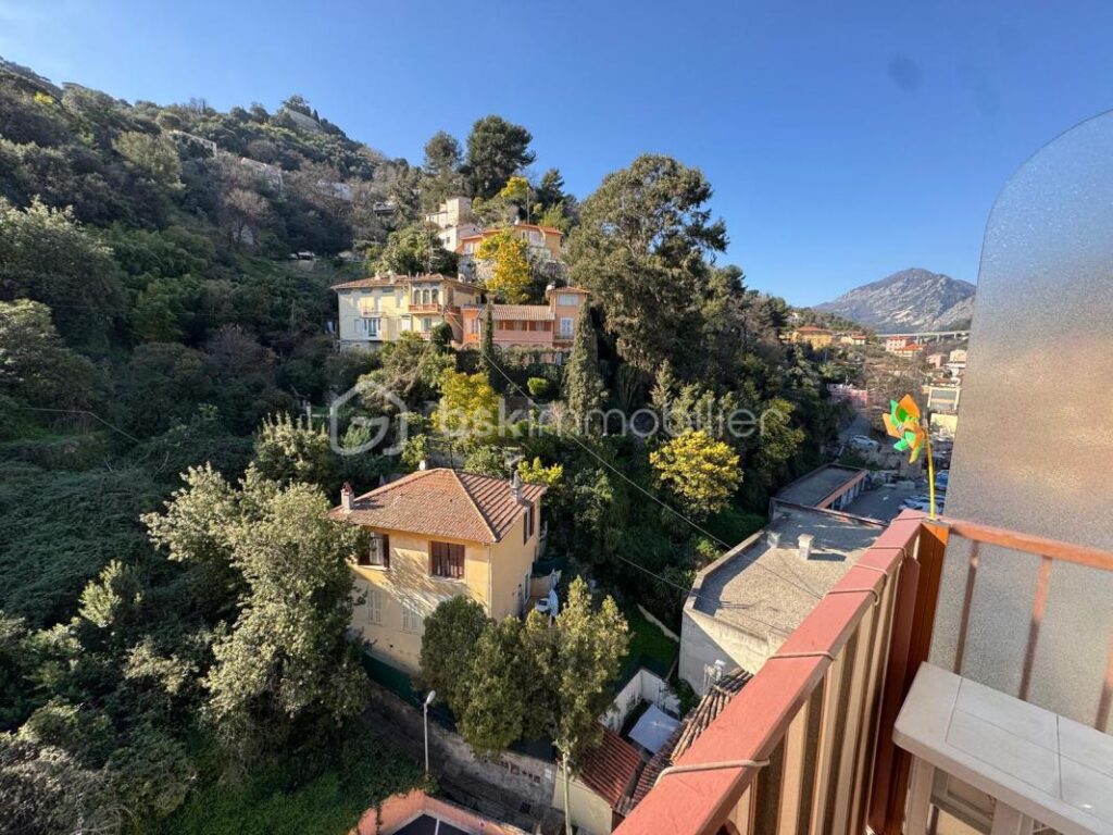 Rare à Menton – Grand duplex lumineux au dernier étage, avec terrasse et vue dégagée – 4 pièces – 3 chambres – 95 m²