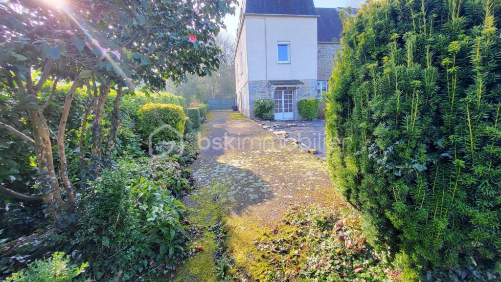 Maison de village au charme intemporel à Noues de Sienne – 7 pièces – 4 chambres – 147 m²