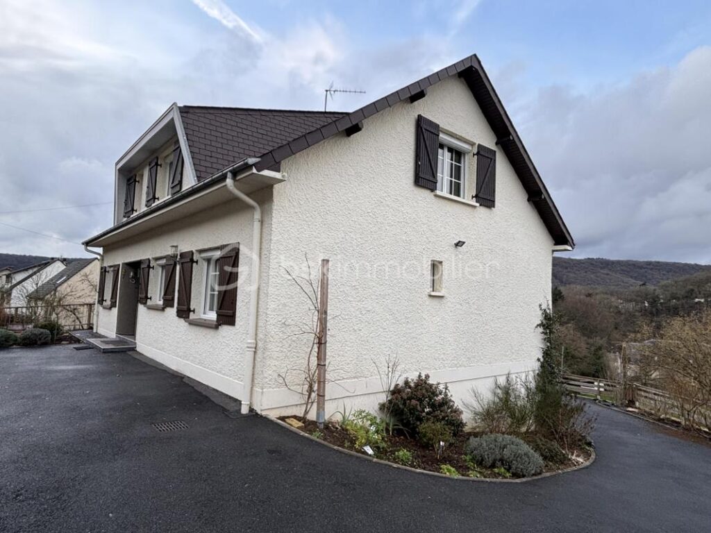 Maison Individuelle rénovée 5 pièces avec Sous-Sol Complet, garage et jardin – Nouzonville – 5 pièces – 4 chambres – 121 m²