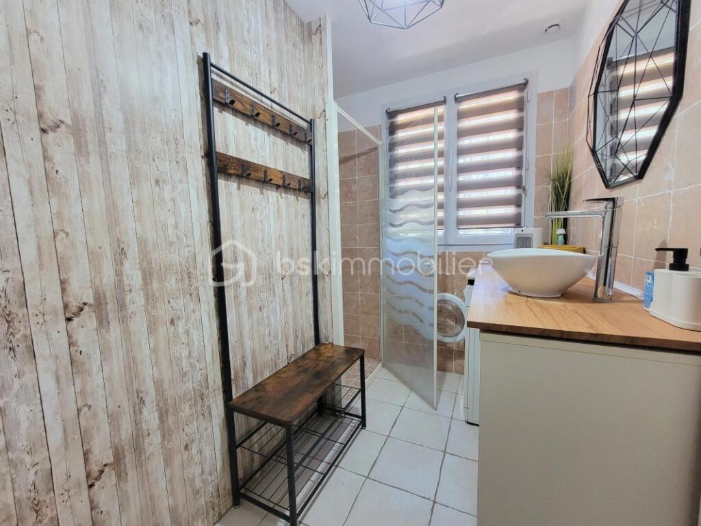 Grande maison familiale de plain pied avec piscine, terrasses, vue dégagée et T3 indépendant – 9 pièces – 7 chambres – 188 m²