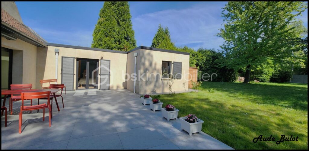 Ferme au carré de 285 m² – Un havre de paix aux portes de Lille – 7 pièces – 4 chambres – 285 m²