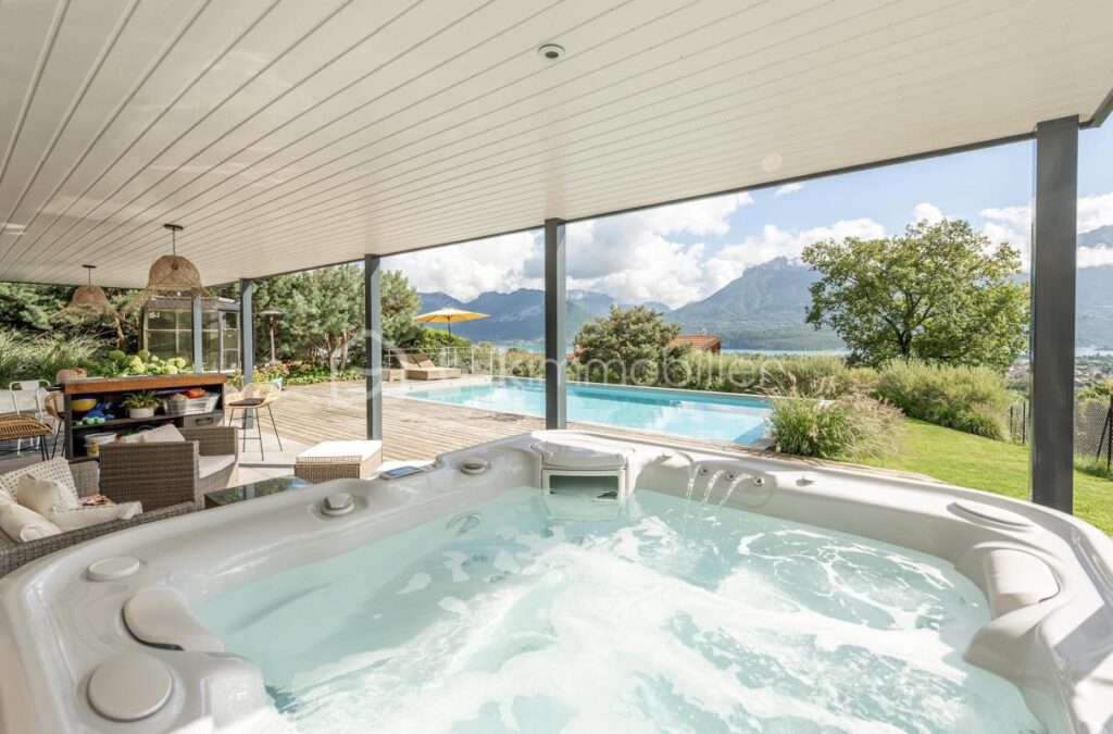 EXCLUSIVITE : SUPERBE VILLA MODERNE 270 M2 SAINT JORIOZ AVEC VUE SUR LAC D ANNECY – 9 pièces – 6 chambres – 269 m²