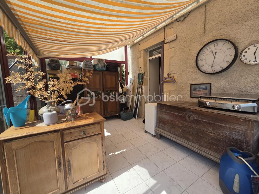 Maison de caractère 100 m² à Limalonges avec jardin, garage et cave voutée – 3 pièces – 2 chambres – 100 m²