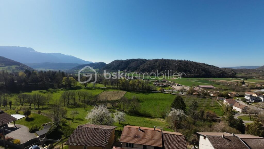 🏡 Saint-Nicolas-de-Macherin – Maison 7 pièces – 152 m² de tranquillité et de potentiel! – 6 pièces – 6 chambres – 152 m²