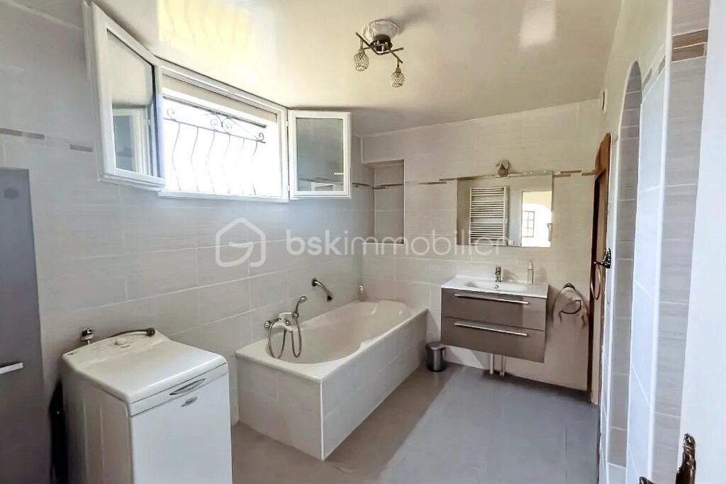 Maison isolée au calme mais proche des commerces entre Pau et Oloron – 4 pièces – 2 chambres – 155 m²