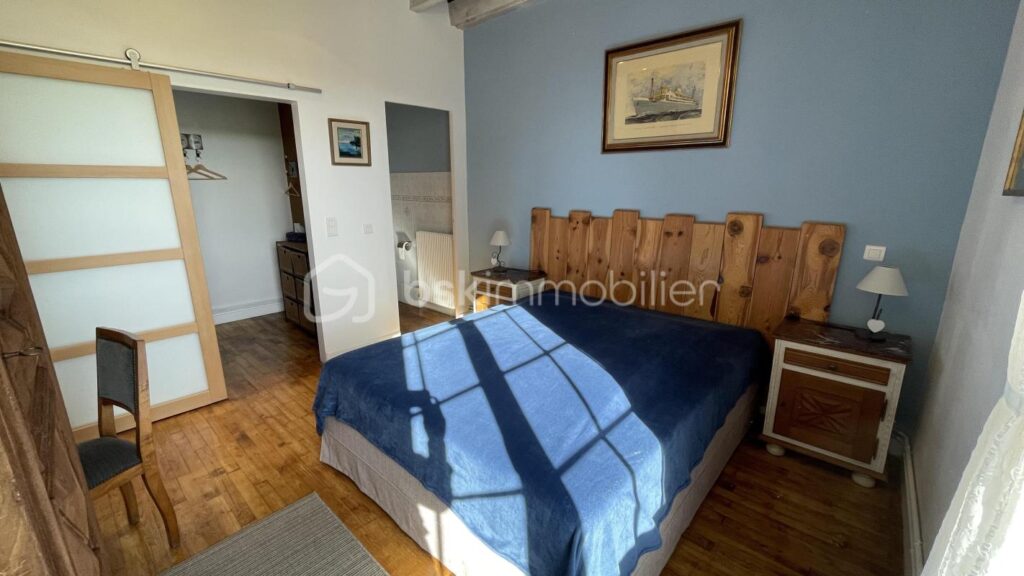 Magnifique bâtisse en pierre de 219m² habitable avec environ 658m² de dépendance sur 10600m² partiellement clos – 7 pièces – 4 chambres – 219 m²