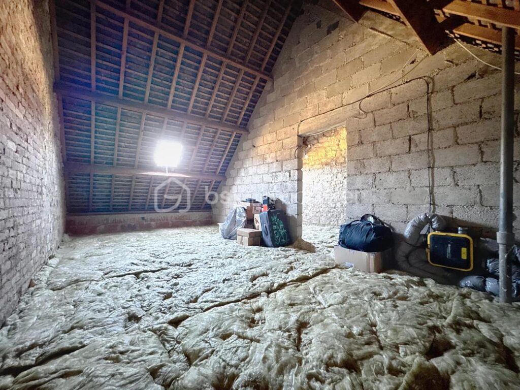 Maison de ville rénovée au coeur de Montebourg – Avec terrain, cour arrière, grange – 4 pièces – 2 chambres – 94 m²