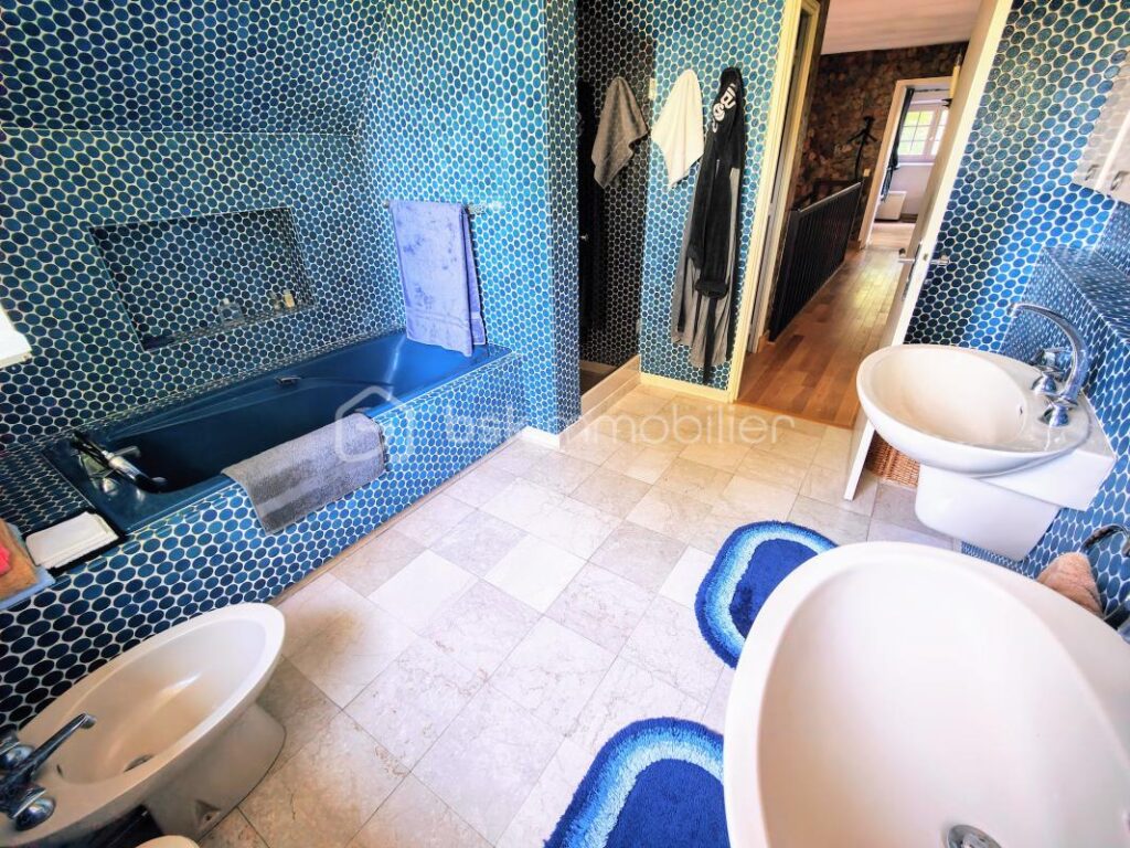 Bien immobilier d’exception dans un parc boisé privé av tennis ! – 7 pièces – 4 chambres – 170 m²