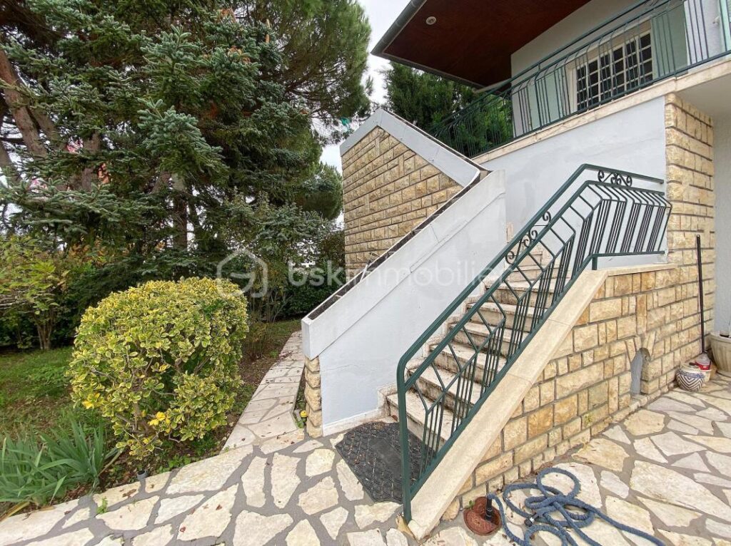 Maison avec 4 chambres + une piscine couverte + un garage de 110m2 !!! De l’espace, du calme et de l’authenticité !!!! – 8 pièces – 4 chambres – 248 m²