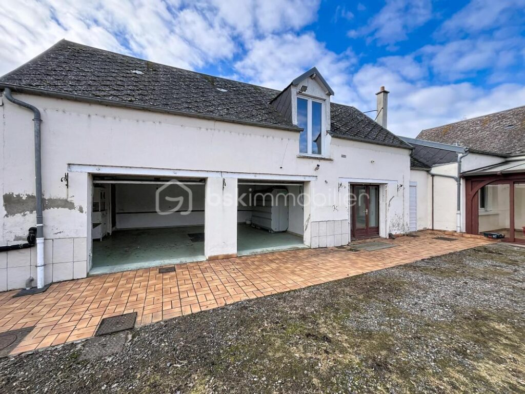 CORPS DE FERME AVEC HANGARS ET PATURE – 8 pièces – 4 chambres – 222 m²