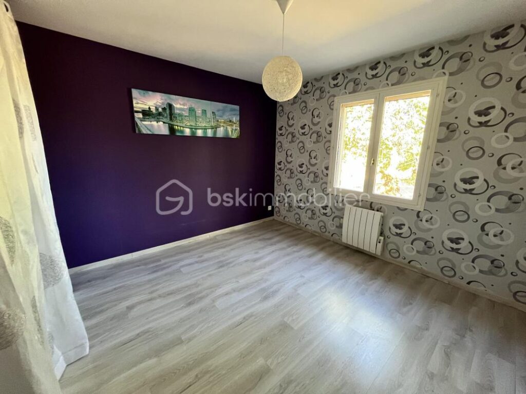 Charmant pavillon de plain-pied sur sous-sol complet avec garage et terrain – 4 pièces – 3 chambres – 89 m²