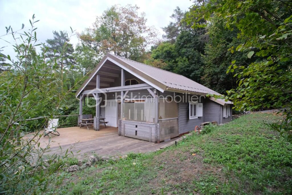 Chalet récent en bois au bord de la rivière sur un terrain plat de 5 460 m² – 3 pièces – 2 chambres – 70 m²
