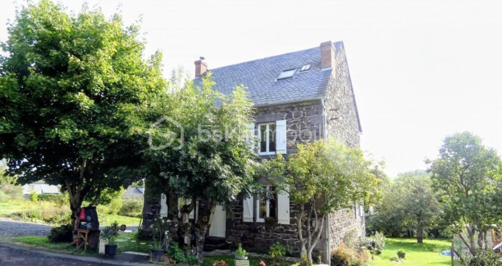 🏡 Maison de charme en pierre – 7 pièces – Vue exceptionnelle sur le Puy-de-Dôme – 7 pièces – 5 chambres – 150 m²