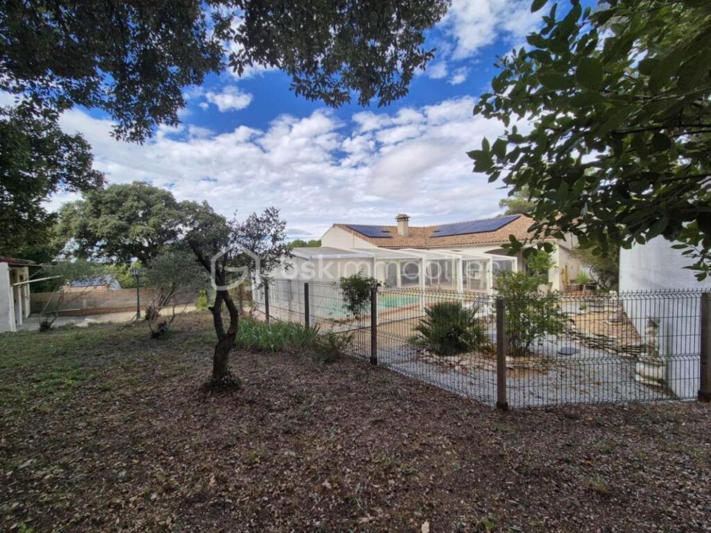 Propriété rare :Villa avec piscine et 3 dépendances locatives – Un placement idéal – 9 pièces – 7 chambres – 190 m²