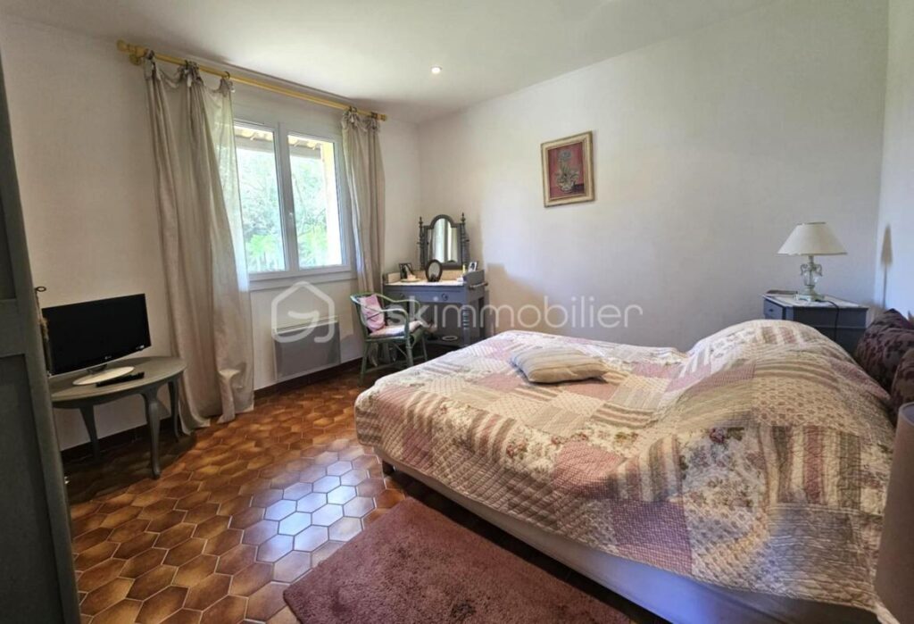 A Les Arcs (Var) – Maison traditionnelle de charme de 130 m² sur 2400 m² de terrain – Quartier résidentiel prisé – dépendance – piscine – Garage – 5 pièces – 3 chambres – 130 m²