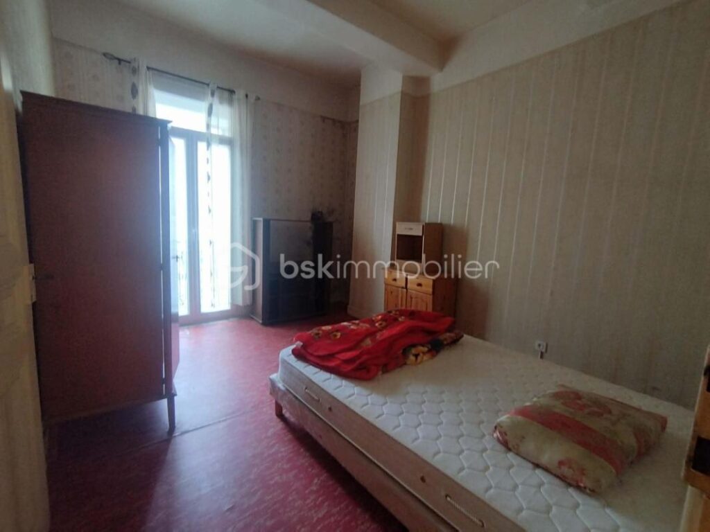 MAISON DE VILLAGE 300M2 OU ENSEMBLE IMMOBILIER DE 3 APPARTEMENTS – BROUILLA – 11 pièces – 8 chambres – 300 m²