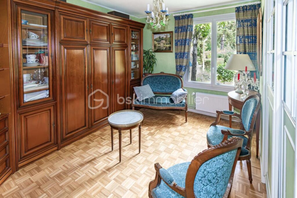 Maison de plain-pied – 151 m² – Jardin arboré d’environ 800 m² – 5 pièces – 3 chambres – 151 m²